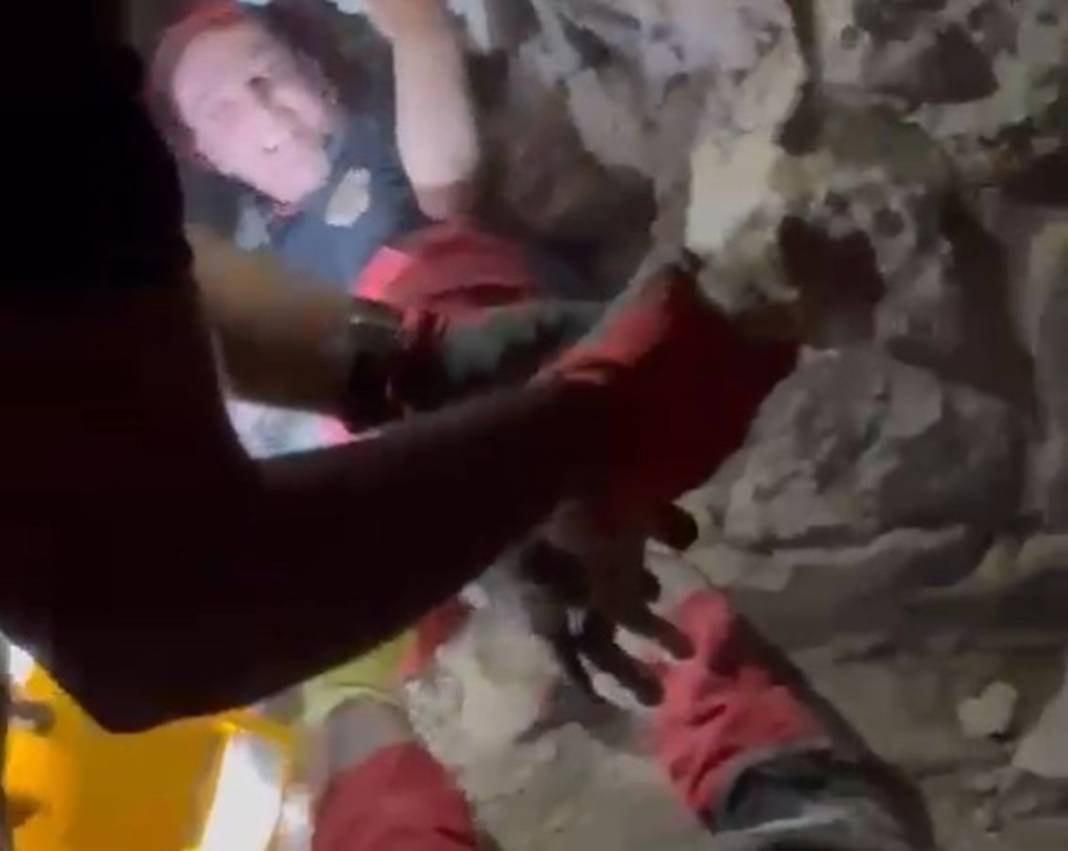 Konya'da iki duvar arasında can pazarı! 9 saatlik operasyonla kurtarıldı 4